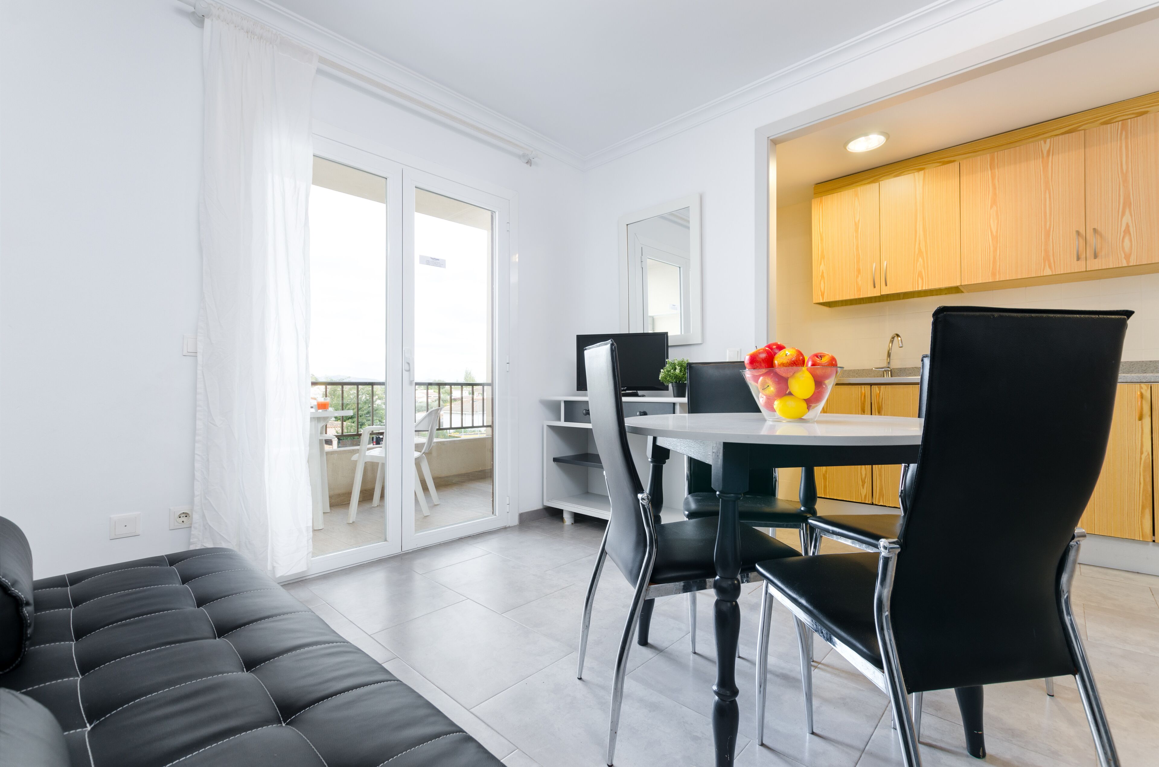 위성 채널 시청이 가능한 32인치 평면 TV, TV