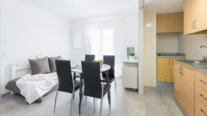 Leilighet, 2 soverom (5 people) | Oppholdsområde | En 32-tommers Flatskjerm-TV med Parabol-TV samt TV