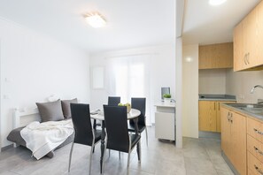 Appartement, 2 slaapkamers (5 people) | Woonruimte | Een 32-inch flatscreentelevisie met satellietzenders en televisie