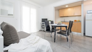 Leilighet, 2 soverom (5 people) | Oppholdsområde | En 32-tommers Flatskjerm-TV med Parabol-TV samt TV