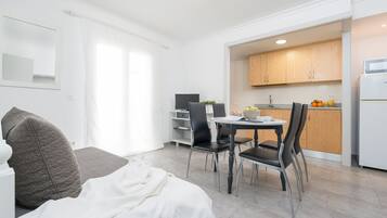 Appartement, 2 slaapkamers (5 people) | Woonruimte | Een 32-inch flatscreentelevisie met satellietzenders en een televisie