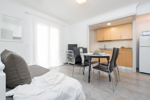 Departamento, 2 habitaciones (5 people) | Área de sala de estar | Televisión de pantalla plana de 32 pulgadas con canales vía satélite 