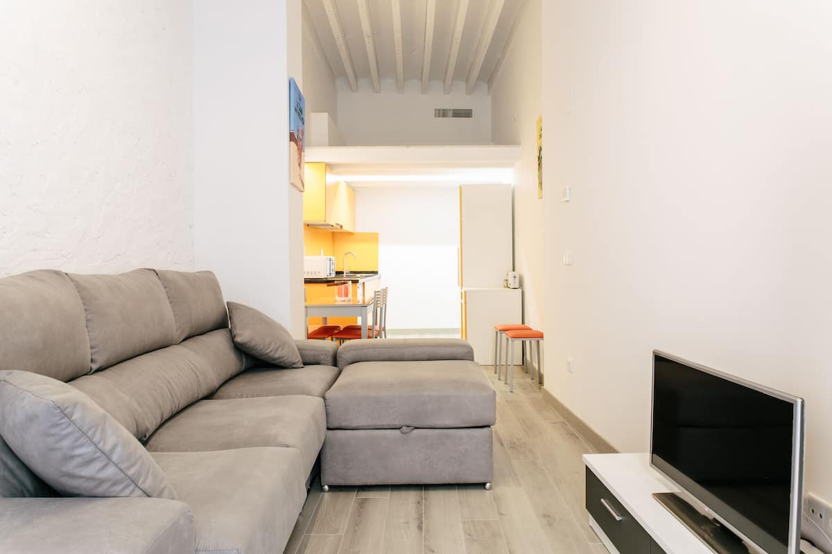 Apartamento luxo, 2 quartos, varanda | Área de estar | TV de tela plana