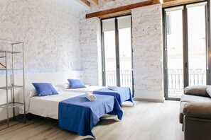 Ylelliset vuodevaatteet, tallelokero huoneessa, pimennysverhot