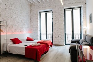 Premium bedding, in-room safe, blackout curtains, soundproofing - Apartamentos Tito San Nicolás (Alicante)