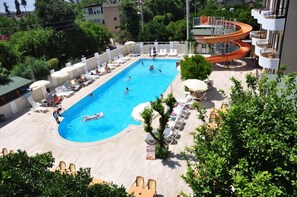 Innenpool, Außenpool (je nach Saison geöffnet), Sonnenschirme