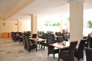 Breakfast, lunch and dinner served - Akasia Resort (Kemer)