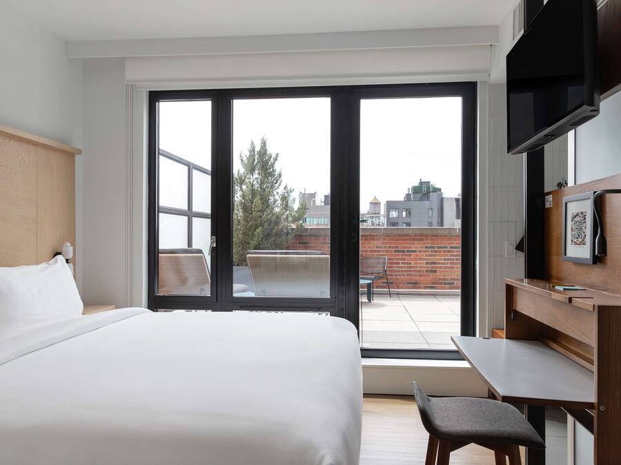 Quarto, 1 cama King, terraço | Roupas de cama premium, edredons de pluma, cofres nos quartos