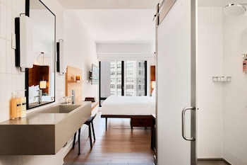 1 Queen Bed (Courtyard) | Premium bedding, down comforters, in-room safe, desk at Arlo SoHo