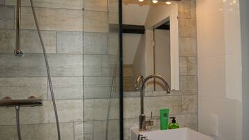 Kamar Keluarga, Beberapa Tempat Tidur (C) | Kamar mandi | Shower, perlengkapan mandi gratis, pengering rambut, dan handuk