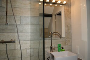 Habitación familiar, varias camas (C) | Baño | Ducha, artículos de higiene personal gratuitos y secador de pelo