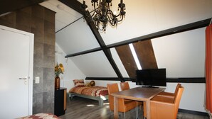 Familiekamer, Meerdere bedden (C) | Een bureau, een strijkplank/strijkijzer, gratis wifi, beddengoed