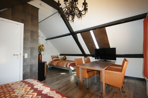 Family Room, Multiple Beds (C)