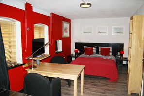 Phòng đôi tiện nghi đơn giản, 1 giường cỡ queen (A) | Bàn, bàn ủi/dụng cụ ủi quần áo, truy cập Internet không dây miễn phí 