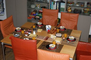 Tägliches inbegriffenes kontinentales Frühstück