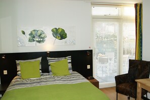 Standard Double Room, 1 Queen Bed (E) | Desk, iron/ironing board, free WiFi, bed sheets - Bed & Breakfast Maasland (Maasland)