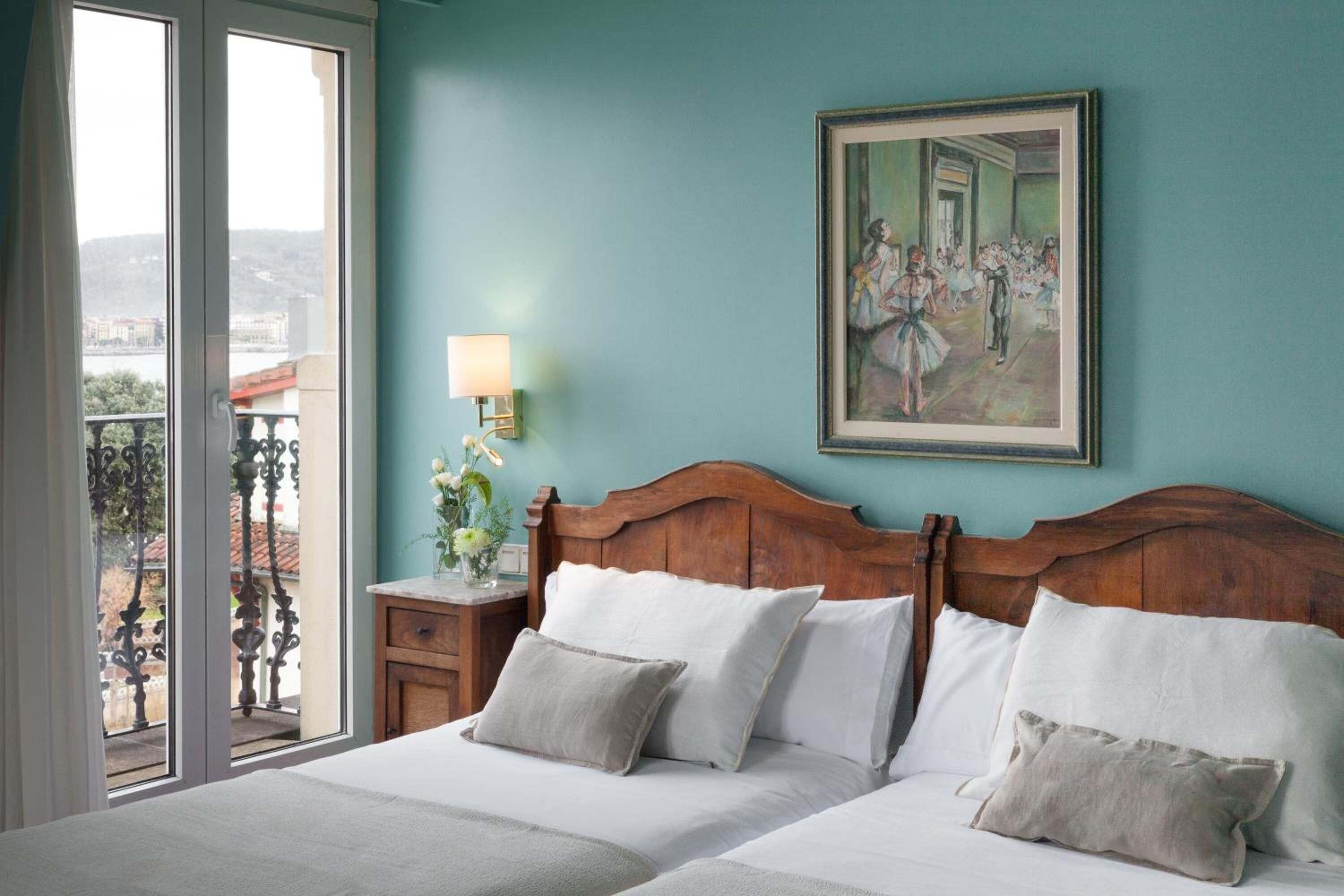 minibar, in-room safe, individually decorated, individually furnished