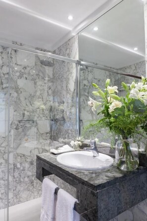 Free toiletries, hair dryer, bathrobes, towels - Hotel La Galería (San Sebastián)