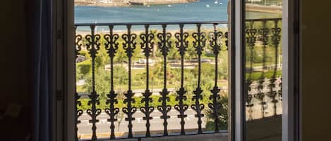 Dobbeltrom, sjøutsikt | Minibar, safe på rommet, individuelt dekorert og individuelt innredet