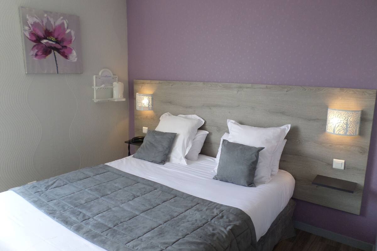 Luxe beddengoed, een bureau, geluiddichte muren