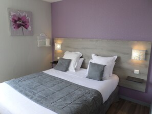 Premium bedding, desk, soundproofing, iron/ironing board - Hôtel le Pavillon de Rouen (Franqueville-Saint-Pierre)