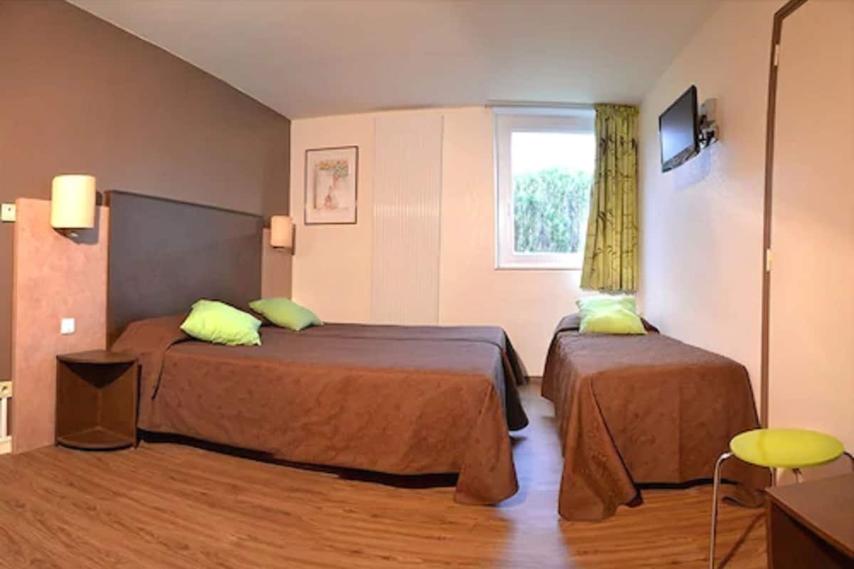 Luxe beddengoed, een bureau, geluiddichte muren