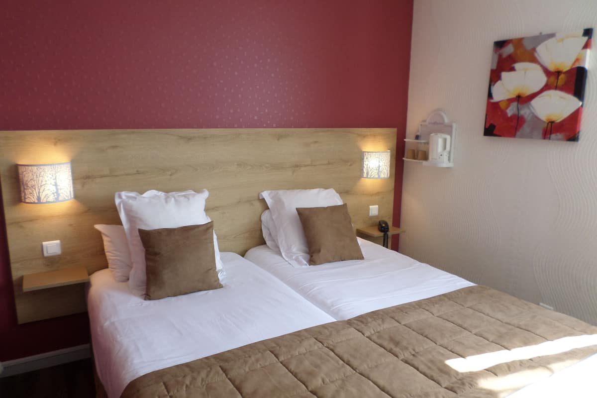 Luxe beddengoed, een bureau, geluiddichte muren