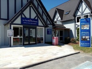 Front of property - Hôtel le Pavillon de Rouen (Franqueville-Saint-Pierre)