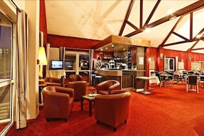 Bar (on property) - Hôtel le Pavillon de Rouen (Franqueville-Saint-Pierre)