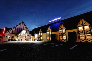 Fassade der Unterkunft – Abend/Nacht