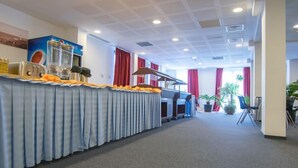 Un salón de conferencias con una larga mesa, sillas y un atril.