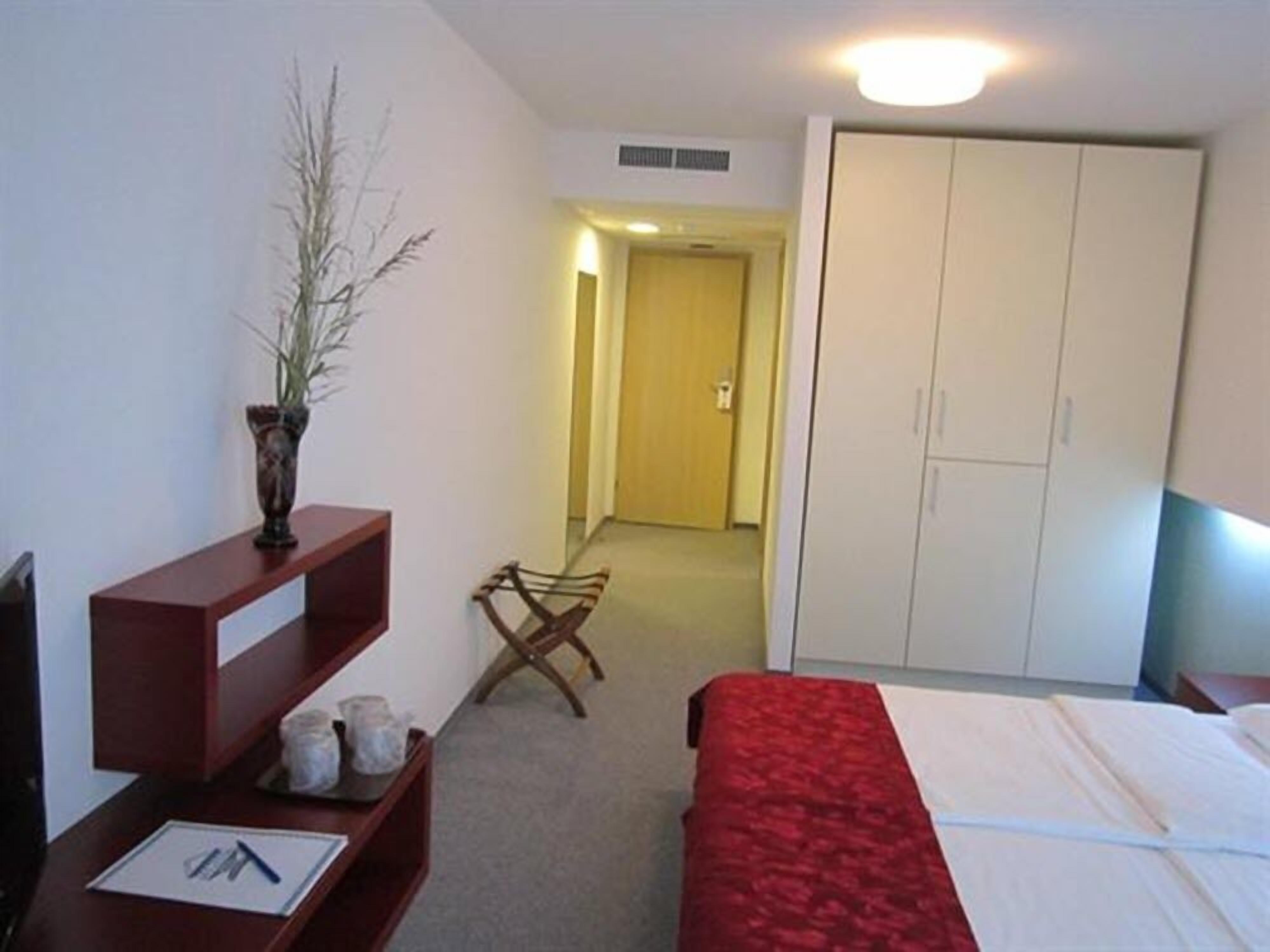 Minibar, in-room safe, blackout curtains