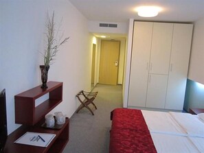 Minibar, safe på rommet, blendingsgardiner og strykejern/-brett