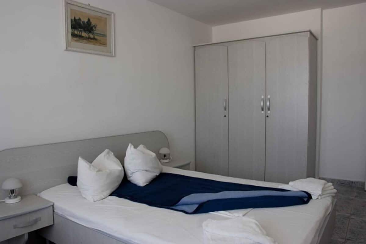 Double Room Single Use | Minibar, in-room safe, blackout curtains, iron/ironing board