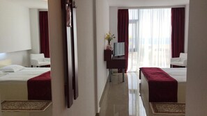 迷你吧、客房内保险箱、遮光窗帘、熨斗/熨板