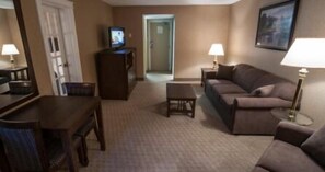 Executive Room, 1 King Bed | Living room