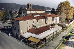 Serveert lunch en diner, regionale gerechten