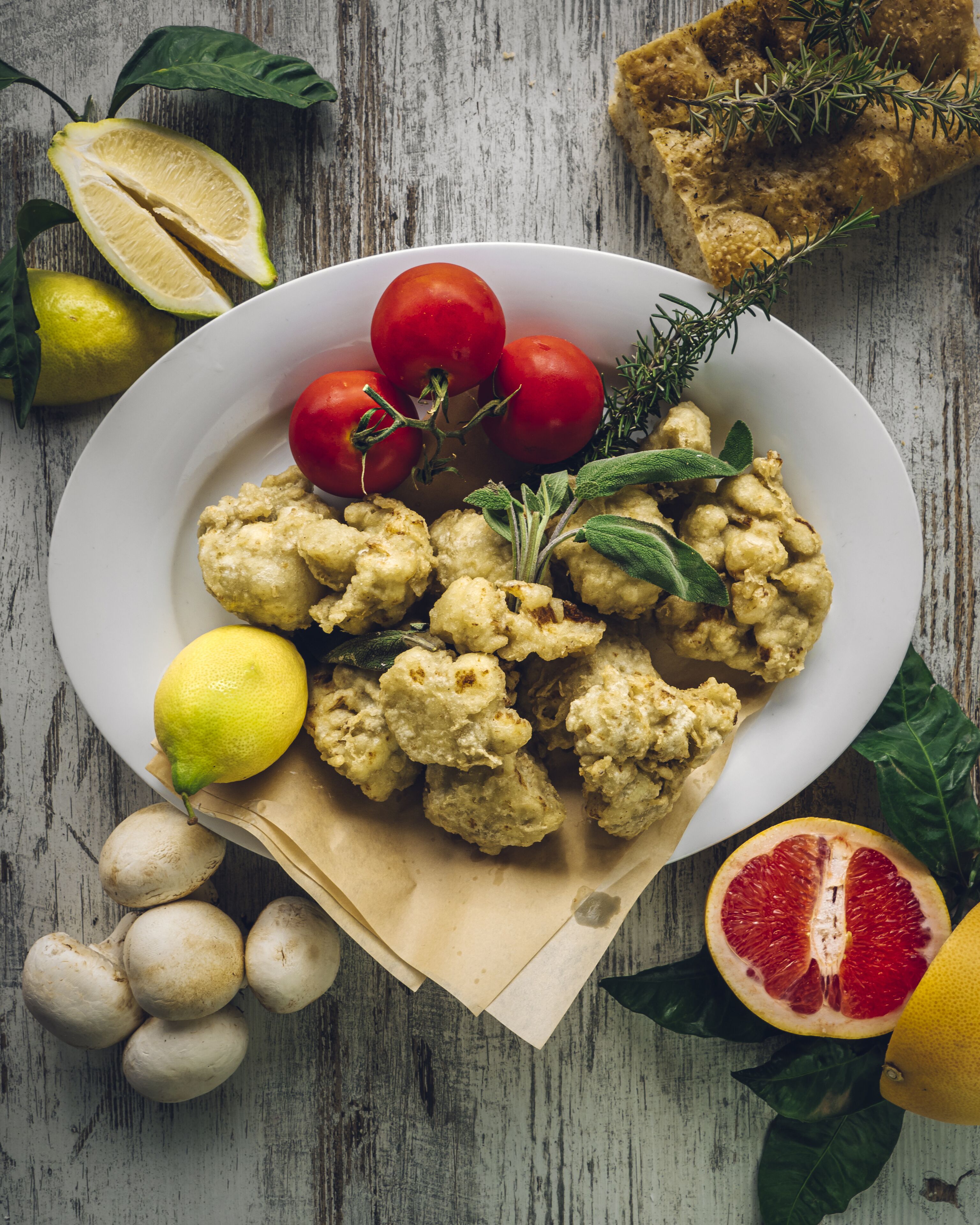 供應午餐及晚餐；地區菜