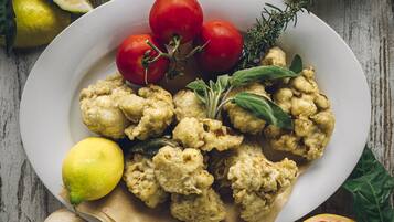 Lounas ja illallinen, paikallinen keittiö