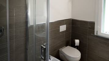 Traditional Single Room, 1 Bedroom | Bathroom | Shower, free toiletries, hair dryer, bidet
