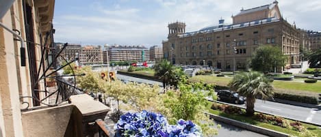 Chambre Triple, balcon | Vue sur la ville