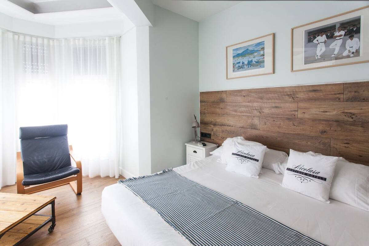 Junior Studio Suite | Minibar (some free items), in-room safe, desk, blackout drapes