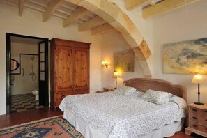 Tallelokero huoneessa, silitysrauta/-lauta, ilmainen Wi-Fi