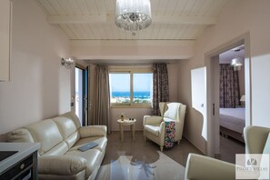 Suite, 2 slaapkamers, uitzicht op zee | Woonruimte | Lcd-televisie