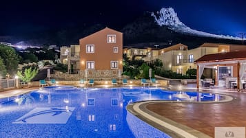 Outdoor pool, sun loungers