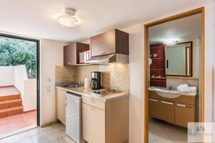 Cafetera/tetera, refrigerador, microondas, placa de cocina