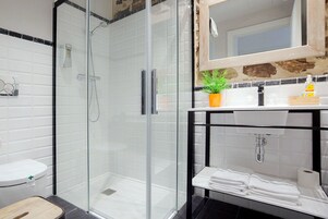 Baño | Ducha, artículos de higiene personal gratuitos y secador de pelo