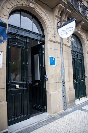 Property entrance - Casa Nicolasa (San Sebastián)