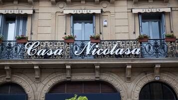 Een gevel met de naam 'Casa Nicolasa' in grote, sierlijke letters.