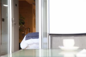 Chambre Supérieure Double ou avec lits jumeaux, terrasse | Mini-bar avec articles gratuits, coffres-forts dans les chambres, bureau